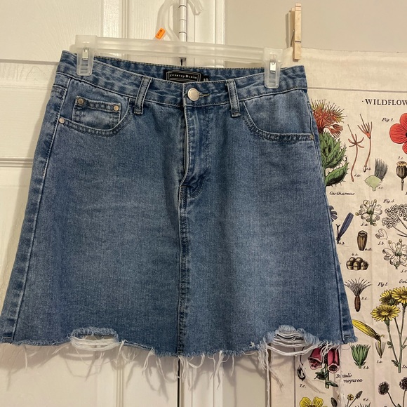 petal and pup doja distressed women’s denim light wash mini skirt - Picture 2 of 5